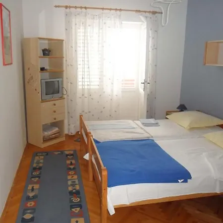 Beachfront Caklje Apartmán *